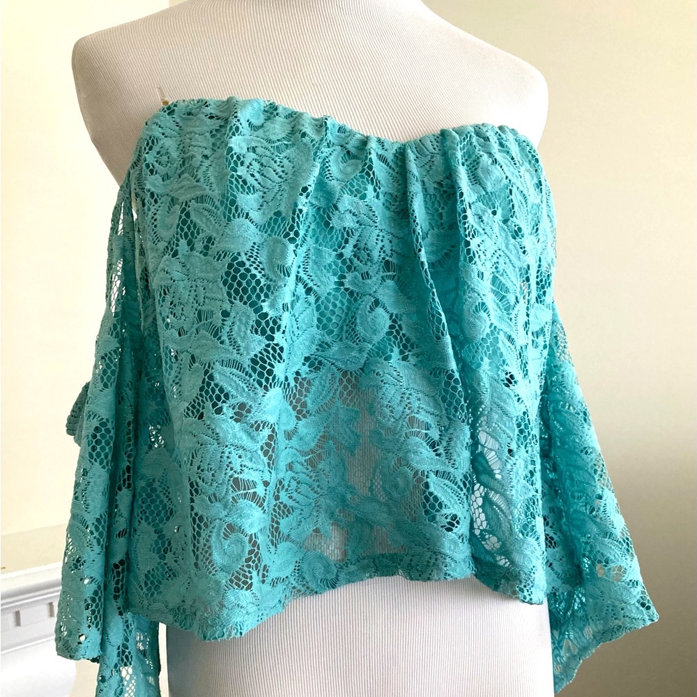 Strapless lacy cropped top w/sleeves